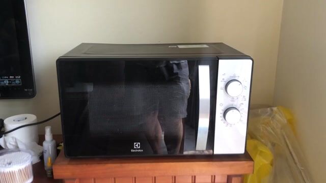 Lò vi sóng Electrolux 23L có nướng gần như mới. Mua bán Bếp, lò, đồ điện nhà bếp tại Quận Hoàng Mai Hà Nội được đăng bởi luat nguyen hình 1