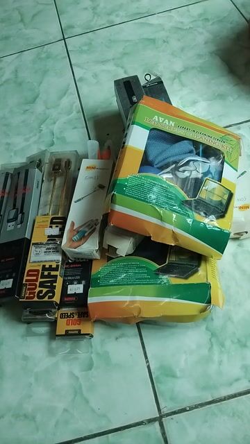 Đèn bàn nhựa Trắng Vàng. Mua bán Đèn tại Quận Hà Đông Hà Nội được đăng bởi Nguyen thị tường vy hình 1