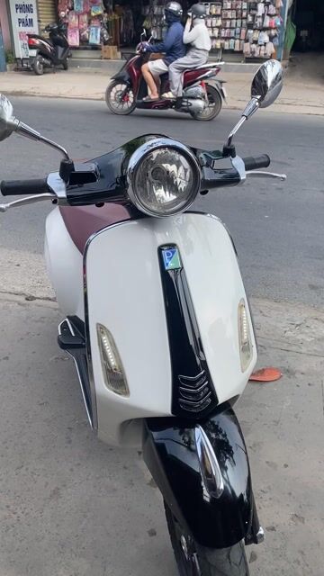Piaggio Vespa Trắng Đen Nguyên bản. siêu đẹp. Mua bán Xe máy tại Thành phố Thủ Đức Tp Hồ Chí Minh được đăng bởi Xe Máy Quốc Hằng góp 0 đồng hình 1